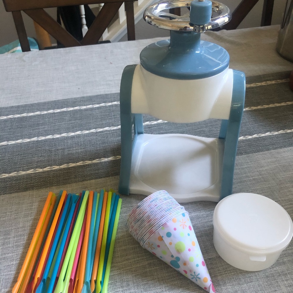 Pampered Chef sno-cone maker bundle